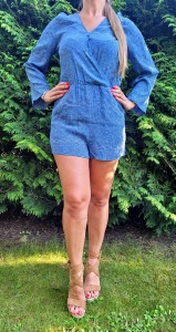 Błękitny kombinezon z długimi rękawami