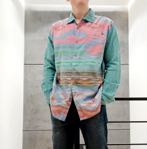 Koszula vintage z kolorowym wzorem