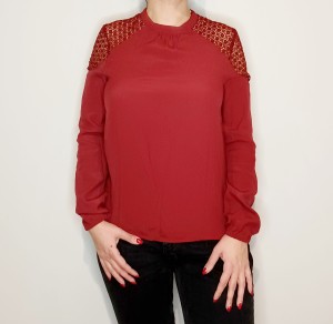 Bluzka z ażurowymi ramionami