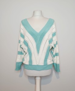 Miętowy sweter z dużym dekoltem