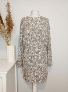 Sukienka z rozcięciem na plecach