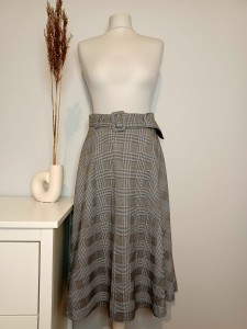 Spódnica w pepitkę z paskiem i kieszeniami