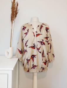 Luźna bluzka z jaskółkami