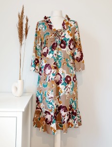 Długa wzorzysta sukienka