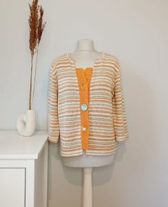 Sweter z dużymi guzikami