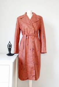 Rudy przecierany płaszcz wiosenny