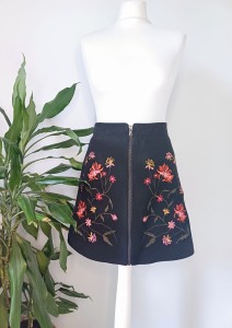 Krótka spódniczka z haftem w kwiaty