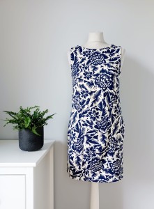 Biało granatowa letnia sukienka