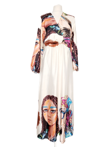 Sukienka maxi z kobiecymi twarzami